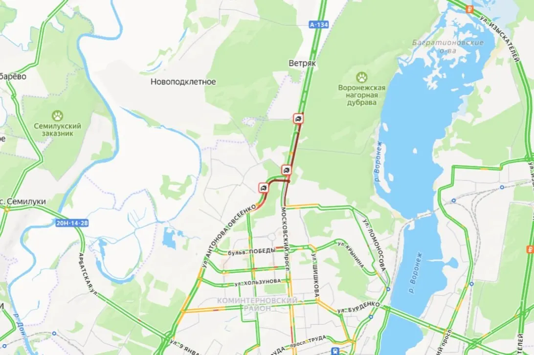 Столкновение трактора и легкового автомобиля остановило движение от Московского проспекта в сторону трассы М‑4 — водители сообщают о заторе примерно в 4 км.