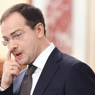 Помощник президента предложил привязывать бюджетное обучение к распределению и трудовым контрактам. Критики опасаются возвращения административных методов и ограничения свободы выбора выпускников.