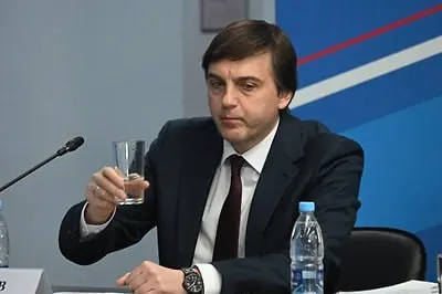 Министерство просвещения опубликовало перечень литературы для внеклассного чтения на летние каникулы: в него вошли современные произведения, в том числе патриотической направленности о Родине и подвигах участников специальной военной операции.