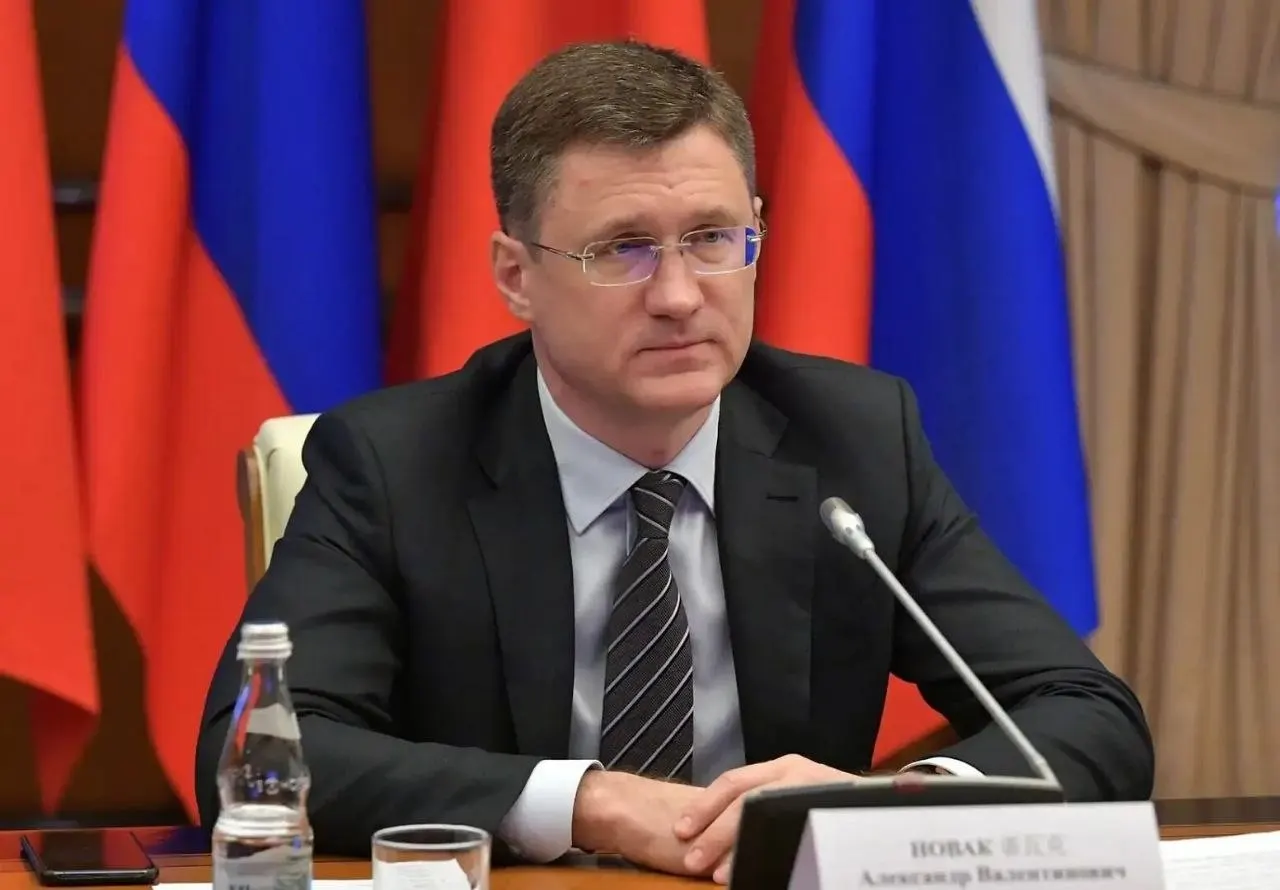 Вице‑премьер сообщил, что в стране есть необходимые объёмы топлива. Власти перестраивают логистику с учётом потребностей регионов; временный ажиотаж увеличил спрос на 20–30%.