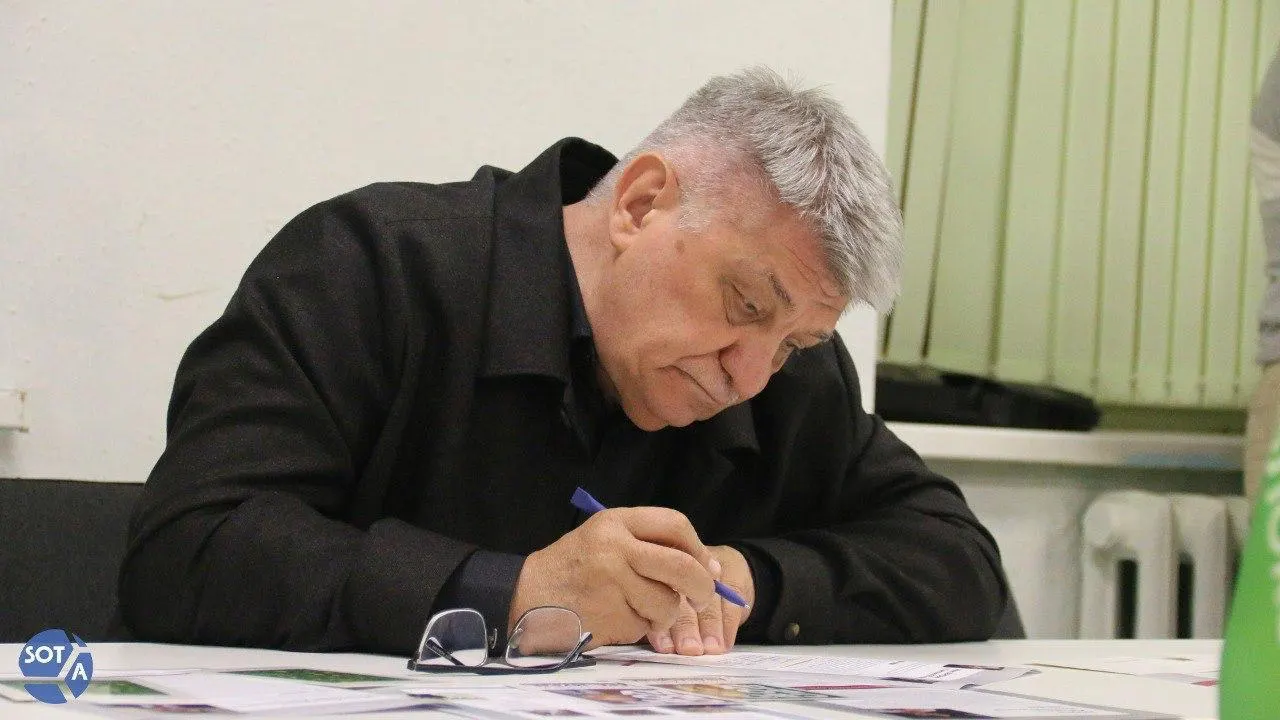 Президент поздравил Александра Сокурова с юбилеем, подчеркнув его вклад в кинематограф. При этом режиссёр в последние годы сталкивается с ограничениями: его фильмы не получают прокатных удостоверений, а в январе 2026 года он был выведен из Совета по развитию кинематографии.