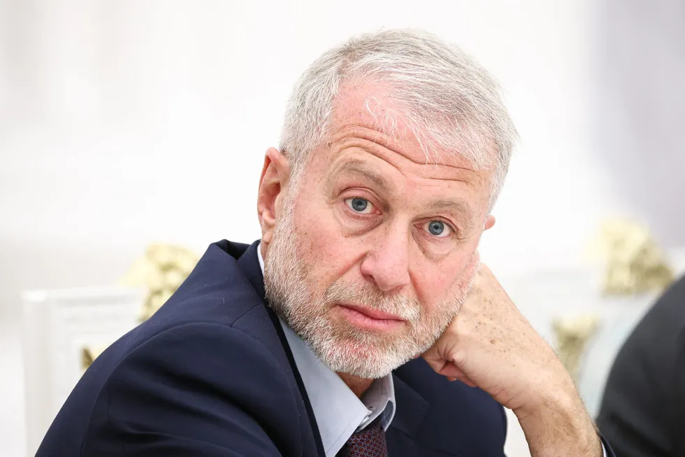 По сообщениям источников, в мае 2026 года российский бизнесмен посетил Киев, встретился с Владимиром Зеленским и передал предложение о личной встрече с президентом РФ; поездку подтвердил российский лидер, имени предпринимателя он не называл.