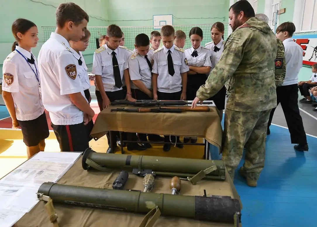 Военно-историческое сообщество предлагает вовлечь учащихся в интервьюирование участников СВО и волонтёров: материалы должны пополнить школьные музеи и лечь в основу цифрового архива.