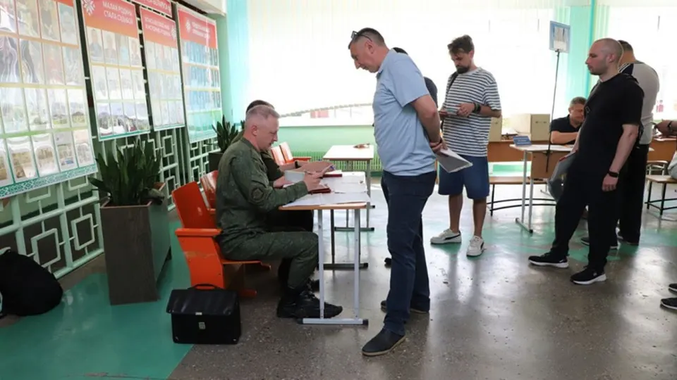 С 17 по 26 июня в Гродненской области проводятся учения с участием военкоматов: отрабатывают оповещение, мобилизацию граждан и техники. Запасников вызывают на контрольную явку и учения; одновременно продолжаются другие масштабные манёвры по стране.