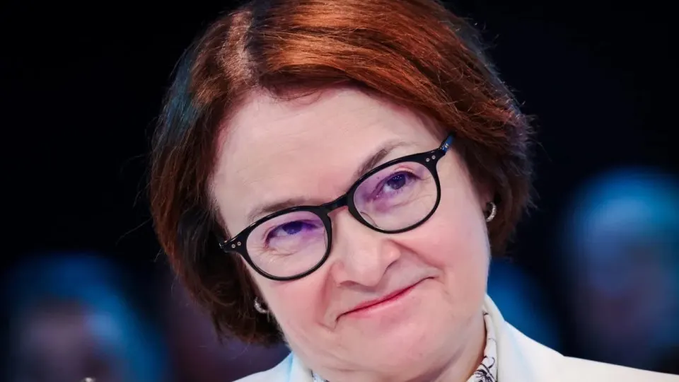 Глава Центробанка долго не появлялась на публичных мероприятиях, а параллельно через срочные изменения в бюджете и давление сверху формируется предлог для ослабления монетарной независимости и непрозрачного наращивания военных расходов — с риском роста инфляции и давления на бизнес.