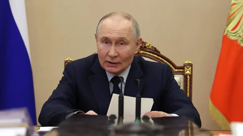 Президент заявил, что спад инвестиций контролируем и объяснил его действием макрополитики и высоких ставок; власти называют меры эффективными, но бюджетные возможности ограничены.