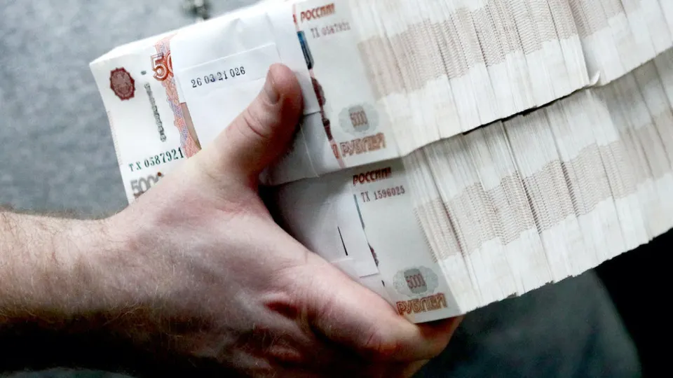 Сбербанк отмечает значительный рост спроса на наличные — люди и бизнес переводят средства в «кэш» из‑за перебоев с интернетом и опасений по налогам. Центробанк ужесточил контроль за операциями с наличными.