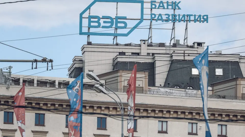 Крупный государственный банк, отвечающий за национальные проекты и пенсионные накопления, планирует сократить штат и урезать расходы на фоне общего «кредитного охлаждения» экономики и директив правительства.