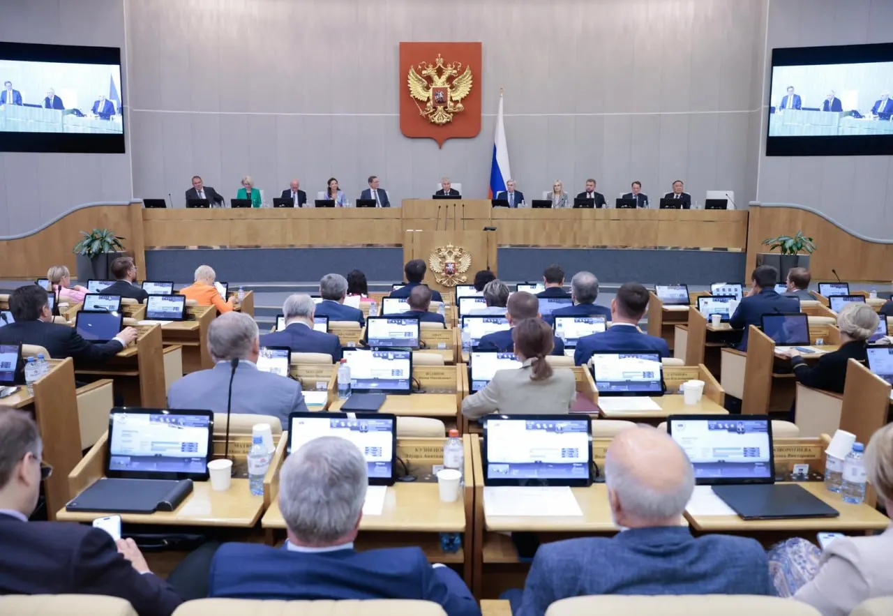 Анализ показывает: Госдума утверждает большинство правительственных и почти все президентские законопроекты, тогда как депутатские инициативы проходят значительно реже.