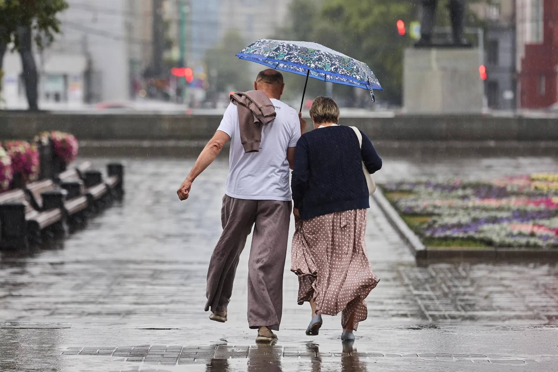 Короткое похолодание снизит температуру до примерно +18 °C; тёплая погода продлится лишь пару дней.