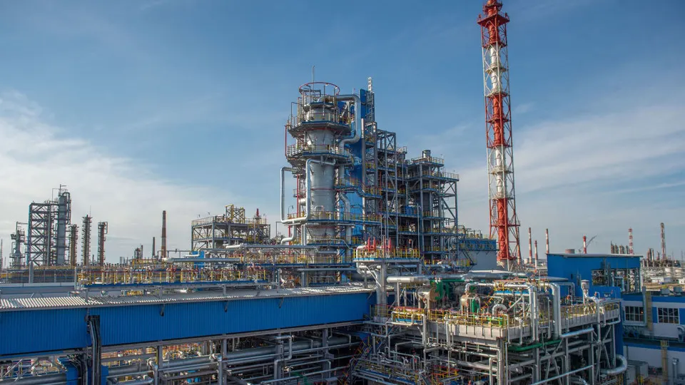 После атаки беспилотников с 14 июля НПЗ «Газпромнефтехим Салават» остановил переработку нефти и газового конденсата. Повреждены обе установки первичной переработки; восстановление может занять от нескольких недель до месяцев. Остановка стала частью волны простоя крупных НПЗ в июле и усугубляет дефицит нефтепродуктов в России.