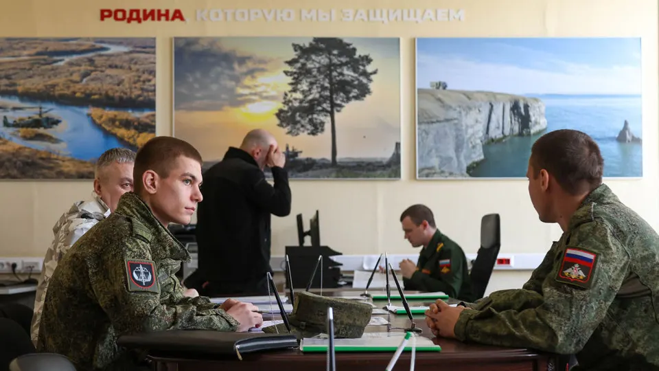 За последние годы в стране наблюдается всплеск регистрации рекламных и кадровых агентств — часть бизнес‑моделей связывают с вербовкой контрактников. Регионы тратят сотни миллионов рублей на программы по набору, а схема часто напоминает сетевой маркетинг.