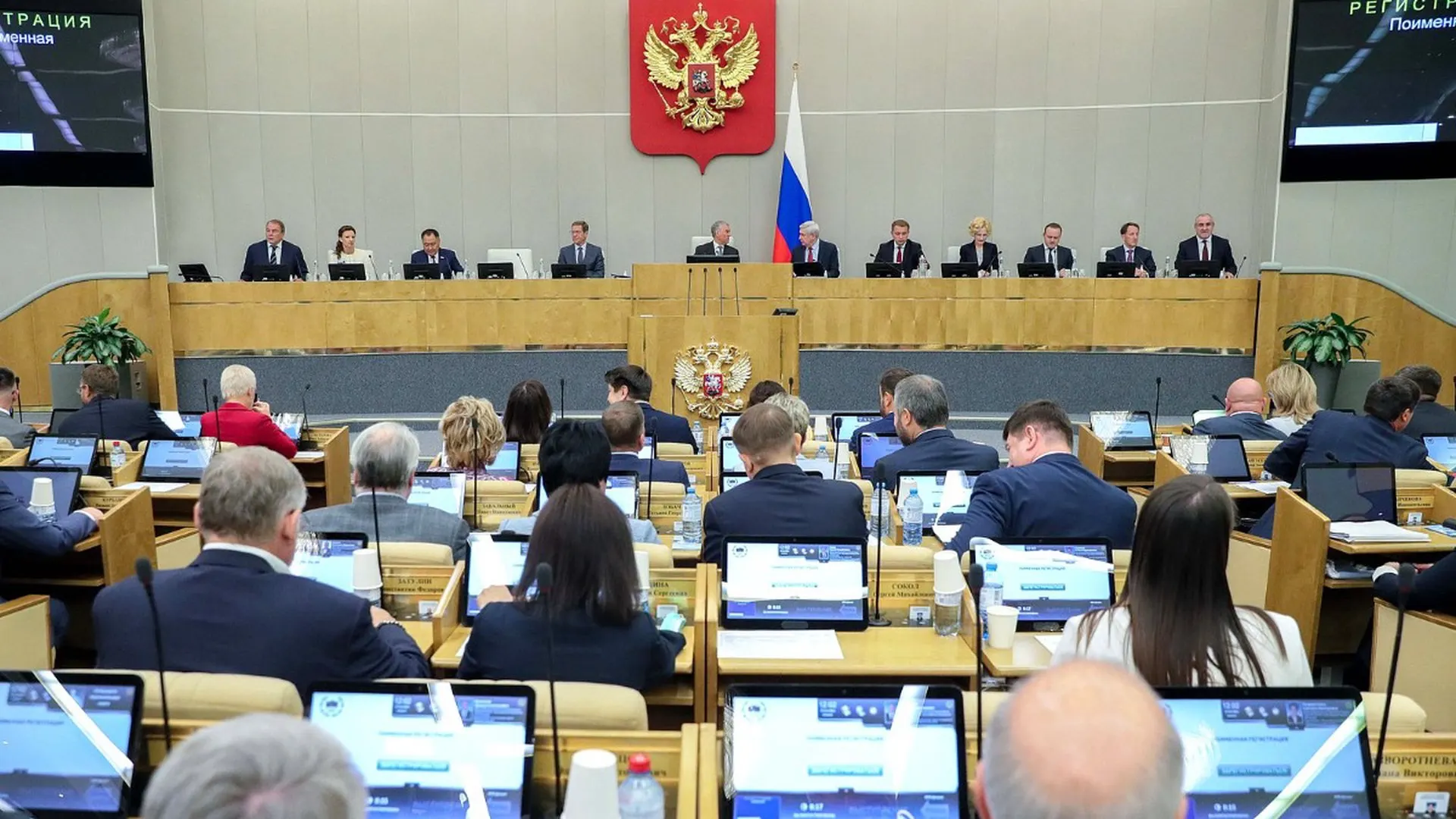 Совет Госдумы рекомендовал включить в повестку 22 июля два законопроекта об ограничительных мерах в отношении лиц за рубежом, уклоняющихся от исполнения назначенных в России наказаний. Ко второму чтению предложены дополнительные запреты, в том числе на онлайн-банкинг и регистрацию недвижимости.