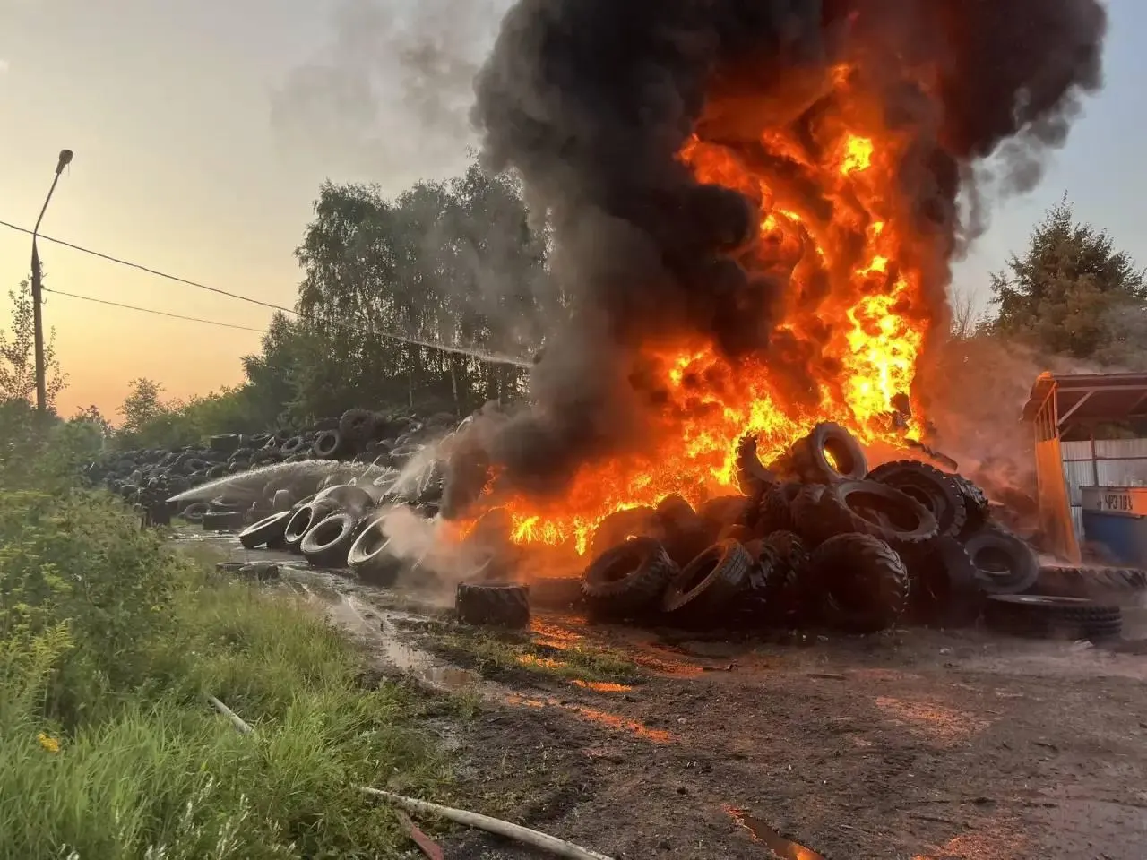 Краткий обзор: попадание дрона в жилой дом в Чехове, блокада переправы на Ольхоне, новые правила заправок в Алтае, отстранение адвоката в Калининграде и увеличение штатной численности армии.
