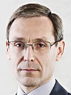 Ему предъявлены обвинения в мошенничестве и растрате.