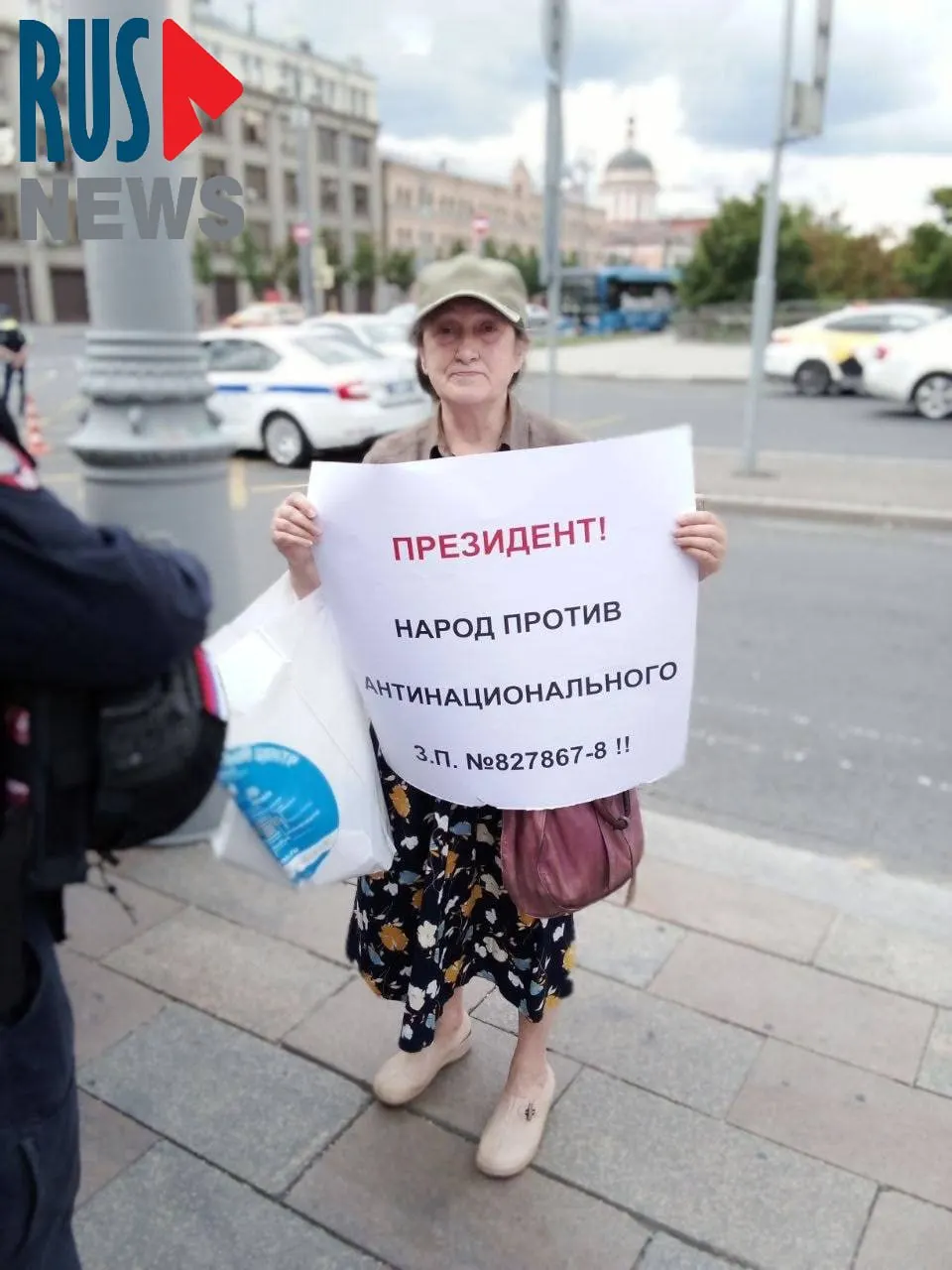 На Старой площади в Москве задержали Наталью Шамину, которая выходила в одиночный пикет против законопроекта о передаче регионам права снимать памятники с охраны.