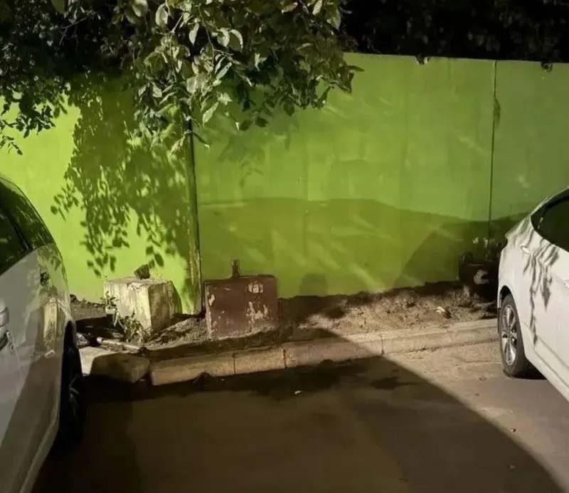 Полиция объявила мужчину в розыск по уголовному делу о погибшем после ножевого нападения на Олимпийском бульваре; следствие продолжается.