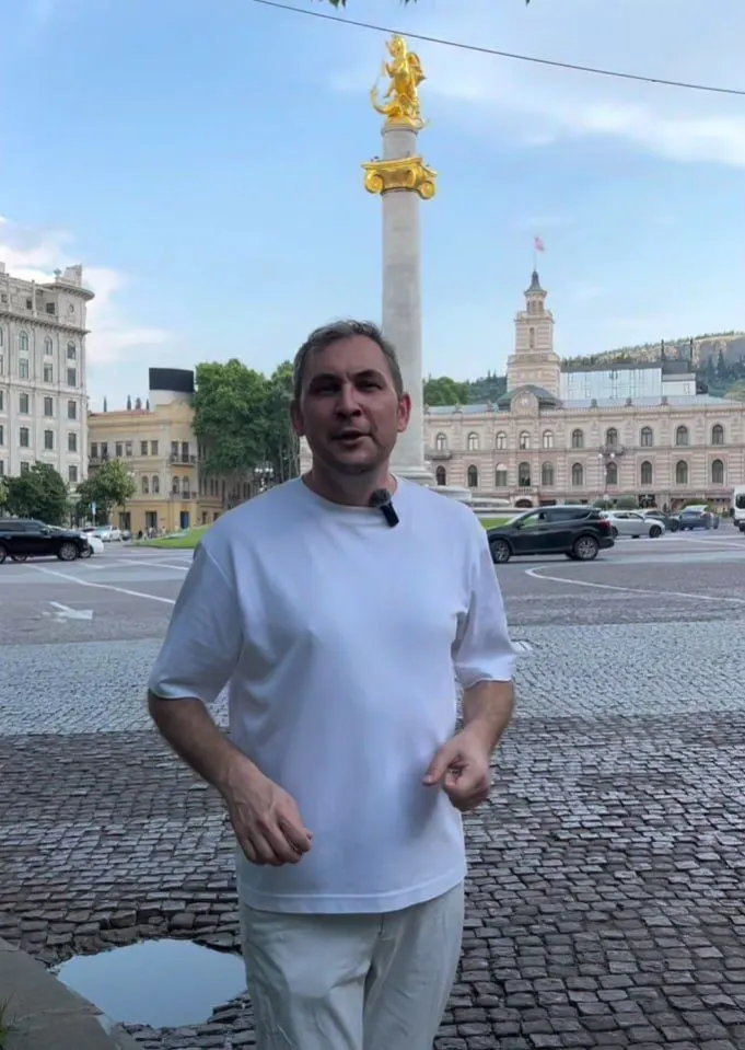 Автор одного из крупнейших русскоязычных блогов о Грузии включён в реестр Росфинмониторинга; у него более 115 тыс. подписчиков в Telegram, комментариев от него нет.
