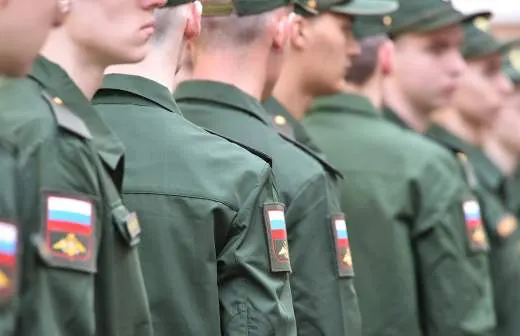 Правительство поддержало законопроект, позволяющий направлять солдат‑срочников в пожарные подразделения МЧС для тушения пожаров и аварийно‑спасательных работ в населённых пунктах.