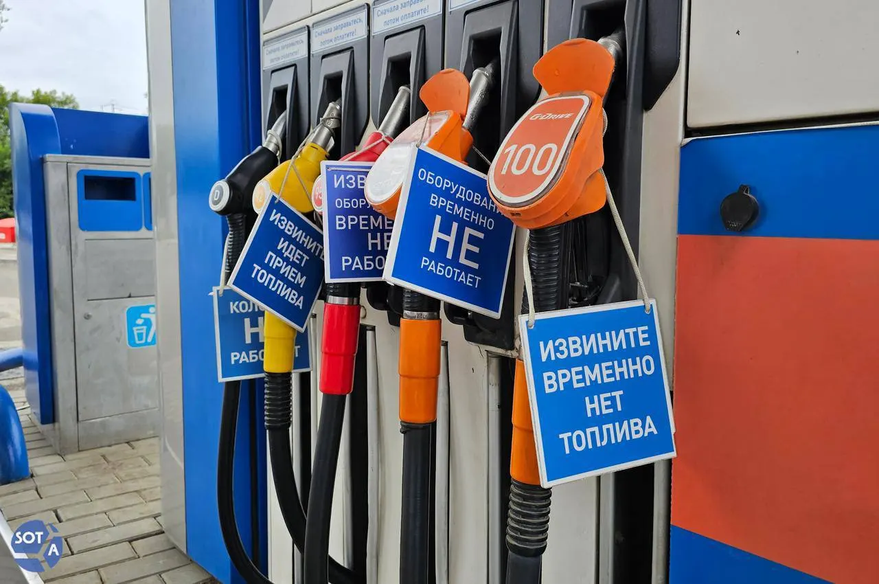 Медианные цены на бензин в России за первую декаду июля выросли на десятки процентов. Аналитики связывают это с ремонтом НПЗ, сезонным спросом и локальными дефицитами; заметного удешевления топлива в ближайшие недели ожидать не стоит.