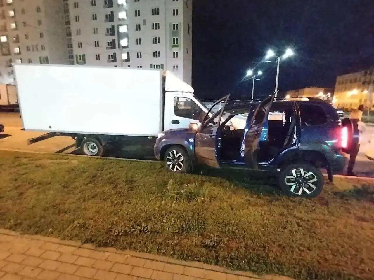В Левобережном районе Воронежа водитель в состоянии алкогольного опьянения сбил двух пешеходов и врезался в припаркованный автомобиль. Обстоятельства происшествия устанавливаются.