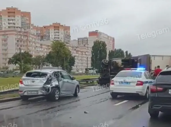 Столкновение грузовика с легковушкой на Московском проспекте вызвало серьёзные заторы: по оценкам, одна из пробок достигла примерно 700 метров, сам грузовик опрокинулся.
