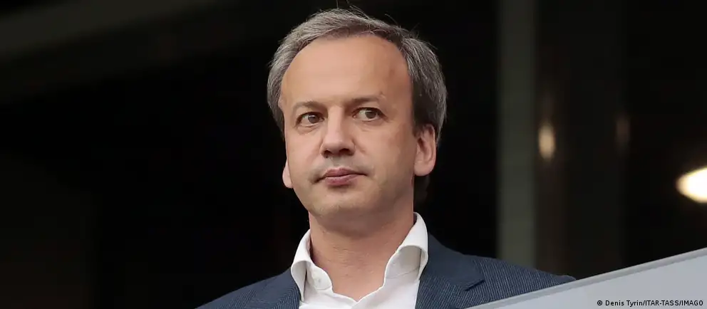 Аркадий Дворкович временно ушёл с поста президента Международной шахматной федерации до решения судебного спора по его включению в очередной пакет санкций ЕС; обязанности возьмёт на себя Вишванатан Ананд.