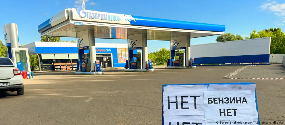 Росстат фиксирует резкое падение индекса производства нефтепродуктов в июне; рост цен на топливо продолжается, но темпы прироста заметно замедлились.