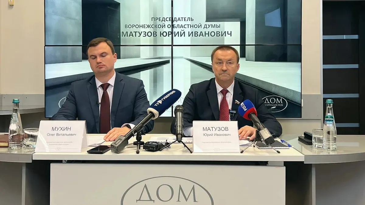 Спикер облдумы сообщил, что с 15 июля по 1 сентября в парламенте объявлены условные каникулы, при этом все выезды депутатов за пределы области должны согласовываться со спикером. Постоянные депутаты обязаны работать ежедневно, а при необходимости будет созвано внеочередное заседание.