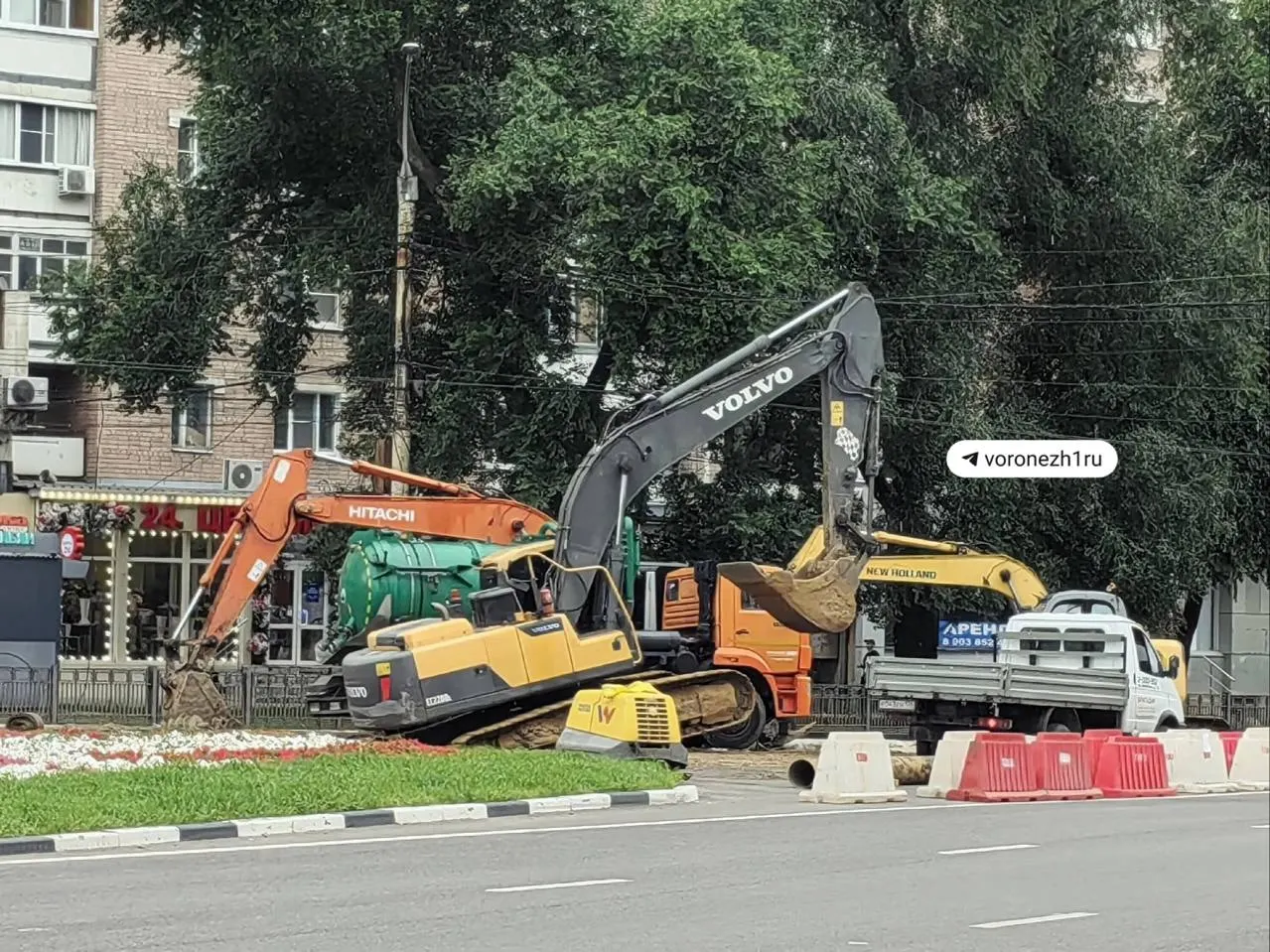 На Московском проспекте продолжаются работы по промывке коллектора — местные жители ощущают резкий запах, а движение на участке частично ограничено.