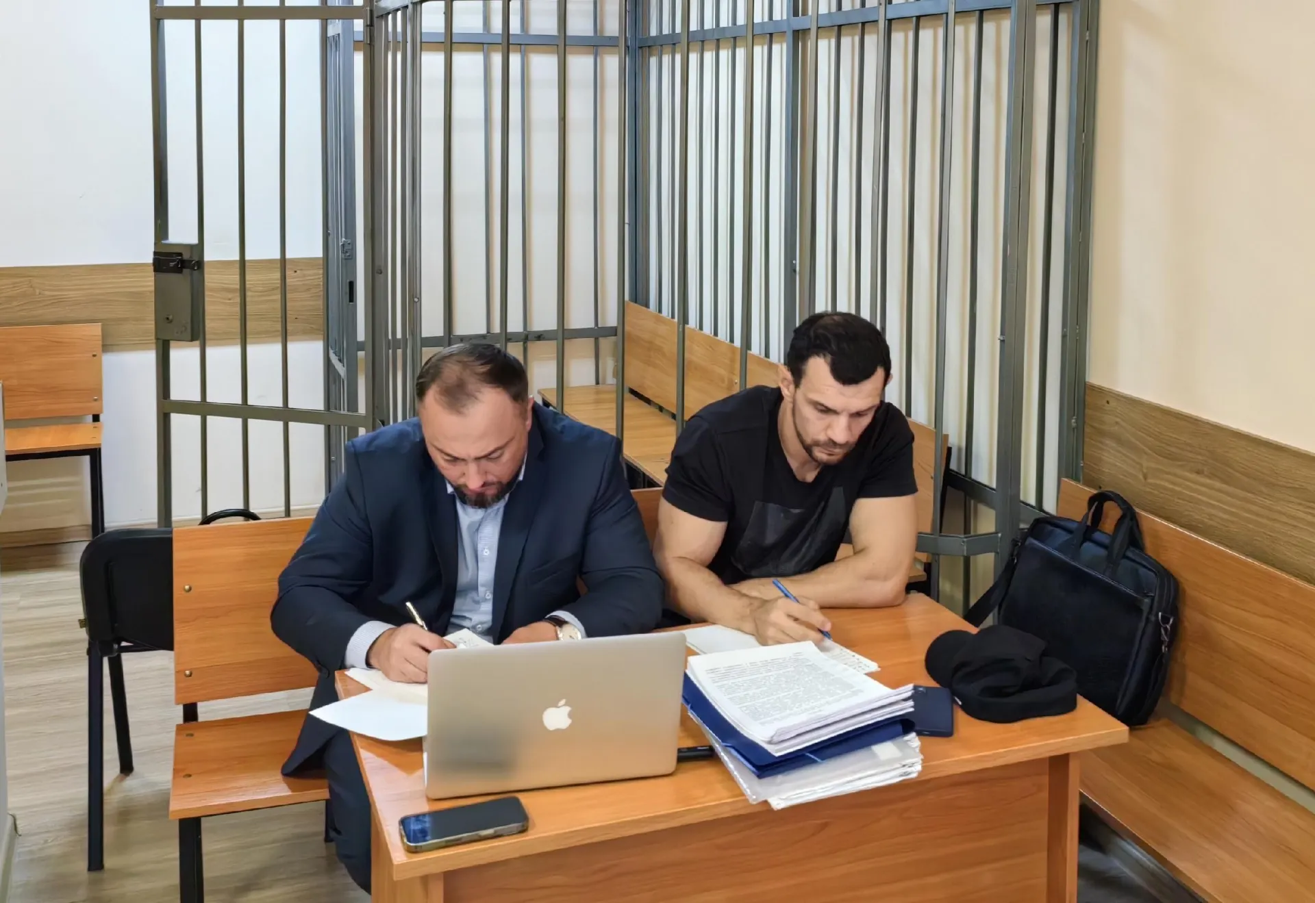 Суд в Воронеже признал Дмитрия Наумовского виновным в мошенничестве: его кредитные схемы оставили без жилья свыше 20 человек. Наумовского осудили спустя около восьми лет после начала расследования.