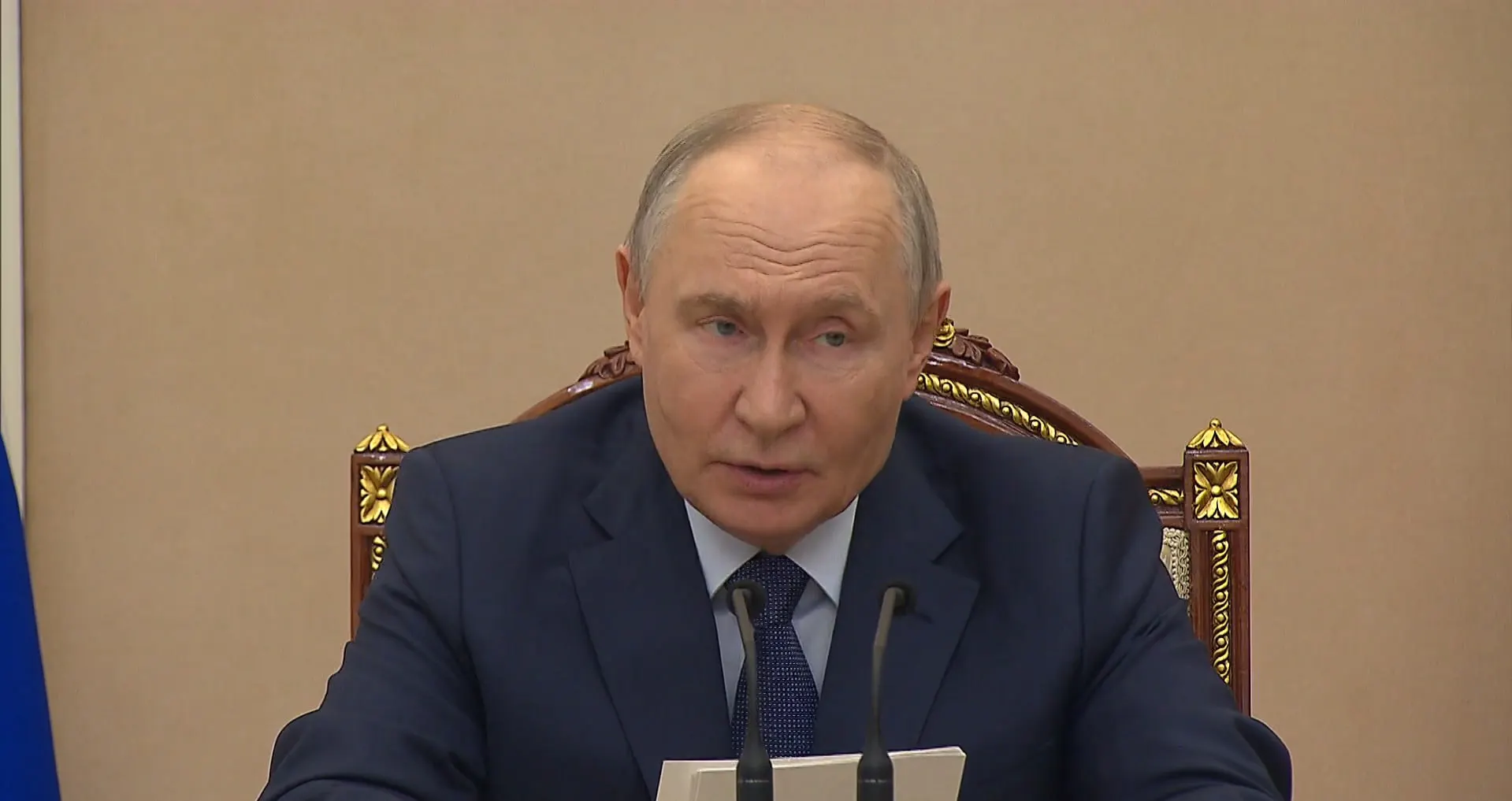 Власти отчитались о росте ВВП, июньском профиците бюджета и существенном увеличении нефтегазовых поступлений; президент поручил дополнительно поддержать бюджеты регионов.