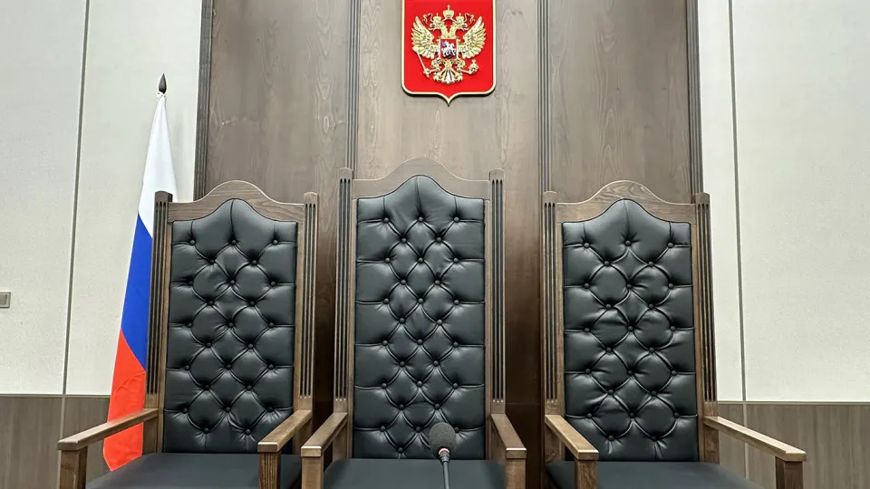 Верховный суд подготовил законопроект о смягчении требований к образованию при найме на ряд должностей в аппаратах судов, чтобы сократить кадровый дефицит. Эксперты предупреждают о рисках текучести и подчёркивают необходимость улучшения условий работы и карьерных перспектив.
