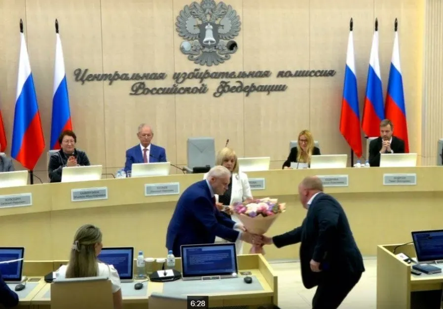 На заседании избирком подтвердил 260 кандидатов от «Справедливой России», единогласно принял в состав ЦИК представителя с совещательным голосом от ЛДПР и утвердил 43 финансовых уполномоченных «Яблока» в регионах.