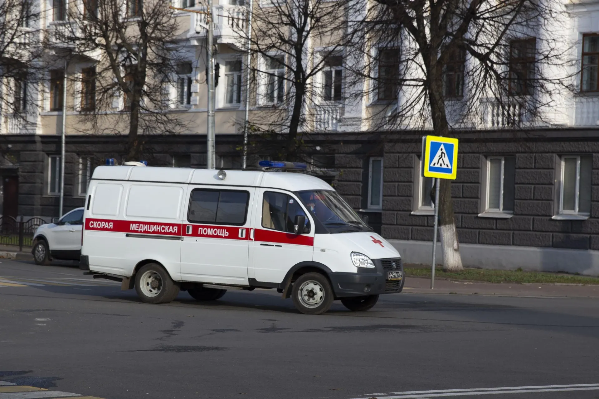 В спальном районе города двое детей получили травмы в результате наезда на пешеходном переходе; их доставили в больницу, обстоятельства ДТП устанавливаются.