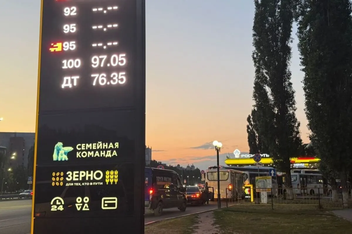 В селе Терновка участникам СВО разрешили получать по 10 л бензина без ожидания в общей очереди. В регионе сохраняются лимиты на продажу топлива и очереди на АЗС.