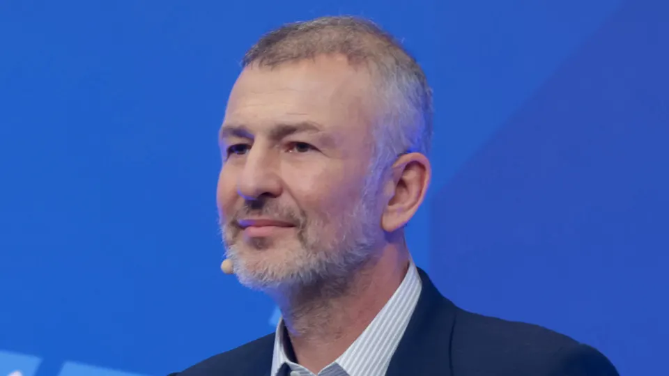 Миллиардер Андрей Мельниченко избежал национализации энергетической компании СИБЭКО: прокуратура отозвала иск после мирового соглашения, по условиям которого он перечислил 32 млрд рублей в образовательный центр «Сириус». Это совпало со стоимостью покупки компании в 2018 году.