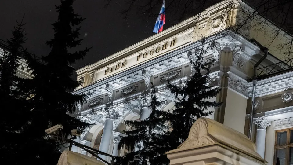 За три недели июля кредитные организации получили у ЦБ более 2 трлн рублей через репо; дефицит рублевой ликвидности достиг рекордных с 2022 года значений и продолжает расти.
