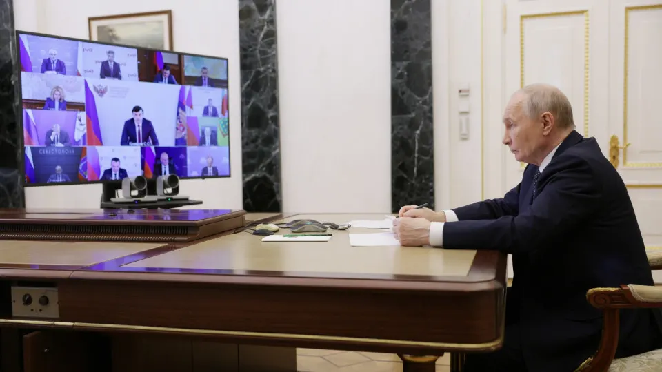 Президент поддержал предложение губернатора Забайкалья о создании сети небольших нефтеперерабатывающих заводов, чтобы снизить уязвимость крупных НПЗ и стабилизировать предложение топлива на внутреннем рынке в условиях ударов дронов и падения переработки.