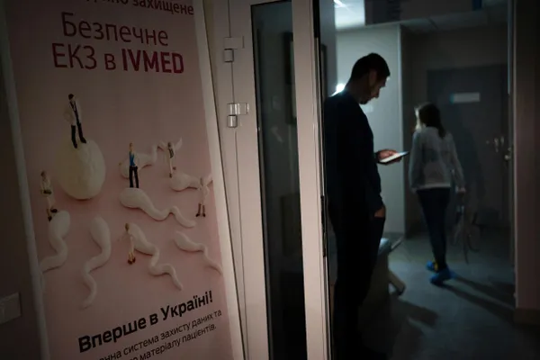 Депутаты приняли поправки в закон «О ветеранах»: вспомогательные репродуктивные технологии, включая ЭКО, войдут в программу бесплатной медицинской помощи для жен участников боевых действий и женщин‑ветеранов с инвалидностью, а также для вдов при соблюдении условий. Суррогат и забор/криоконсервация биоматериала оплачиваются отдельно.