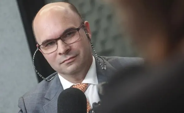 Зампред Банка России Алексей Заботкин в ходе часовой прямой линии рассказал о факторах, влияющих на курс рубля, защите сбережений от инфляции и исключил заморозку вкладов.