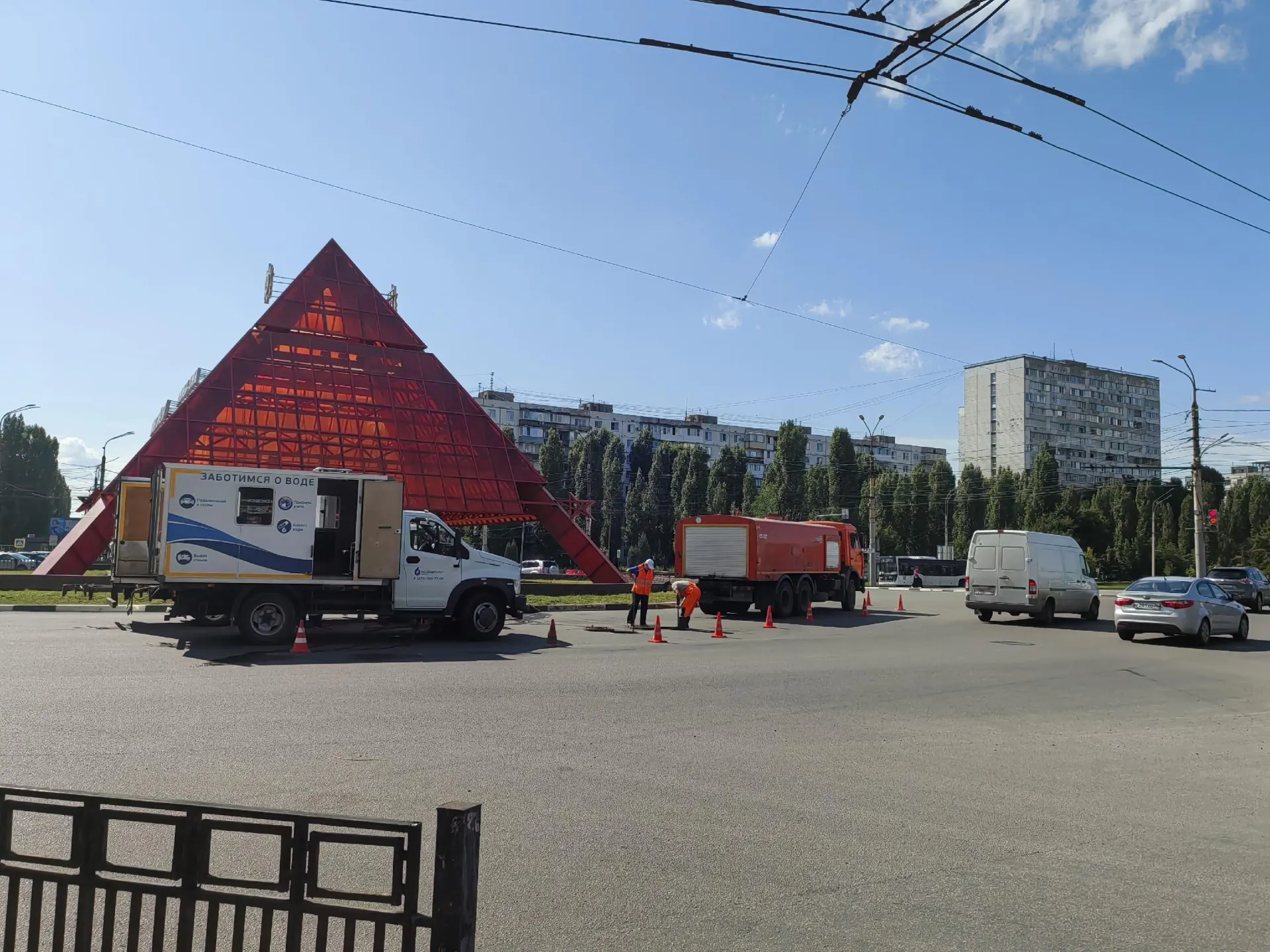 Жители жалуются, что после недавних работ на перекрёстке у памятника Славы снова появился сильный запах стоков; коммунальные службы снова работают на месте.
