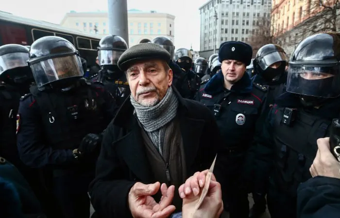 В Хорошевском суде Москвы началось заочное рассмотрение уголовного дела против 84‑летнего правозащитника: прокуратура просит 6,5 года колонии и запрет на администрирование сайтов на 10 лет.