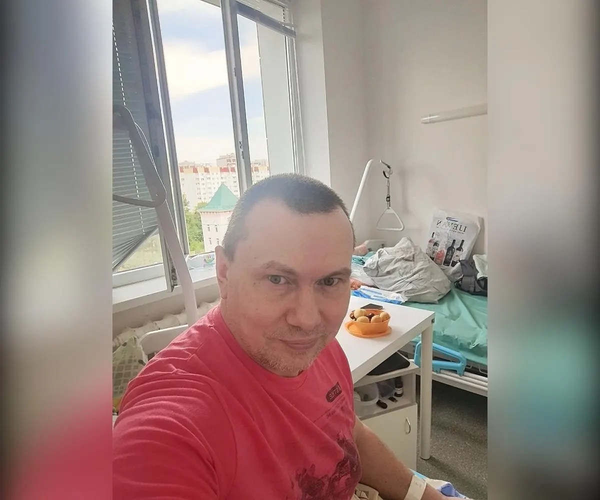 Мужчина упал с коляски на ледяном пандусе и получил переломы ног. По его словам, из‑за ошибок врачей кости не срастаются — он уже несколько месяцев прикован к кровати.