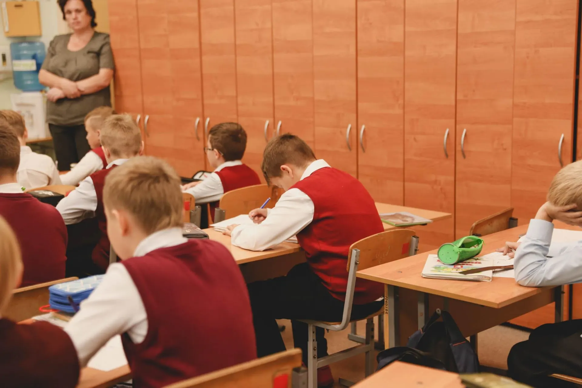 В ведомстве опровергли слухи об отмене экзамена: обществознание останется в перечне ЕГЭ, при этом в школе предмет будут изучать в течение трёх лет.
