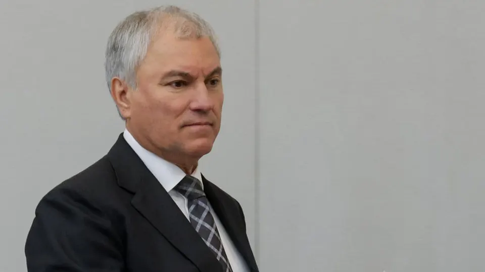 Спикер Госдумы призвал к консолидации и спокойствию на фоне дефицита топлива в большинстве регионов; власти пообещали рассмотреть дополнительные меры для «насыщения» внутреннего рынка.