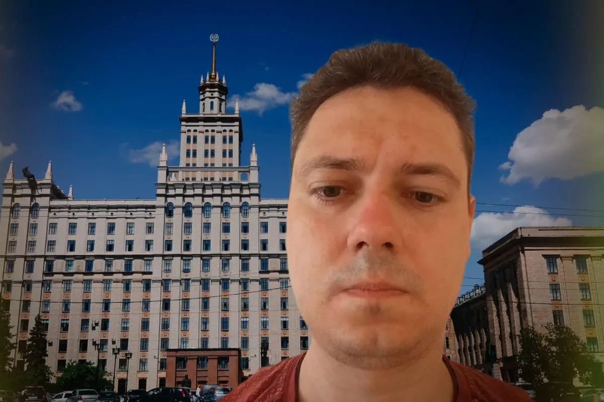 Константин Костромитин оспаривает увольнение в суде после требования вернуть 1,5 миллиона рублей, выделенных на жильё.