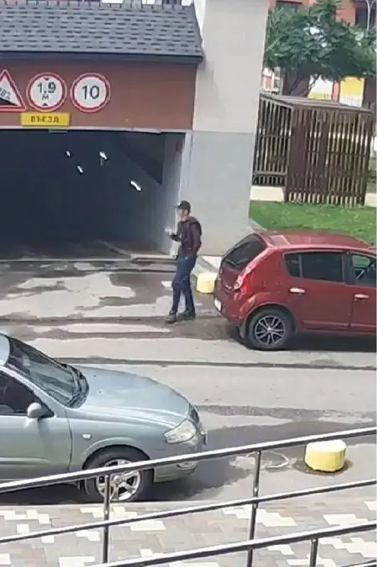 На площадке жилого комплекса в Воронеже мужчина подошёл к ребёнку и схватил его за руку. По словам отца, ситуацию пресекла няня, которая спугнула незнакомца.