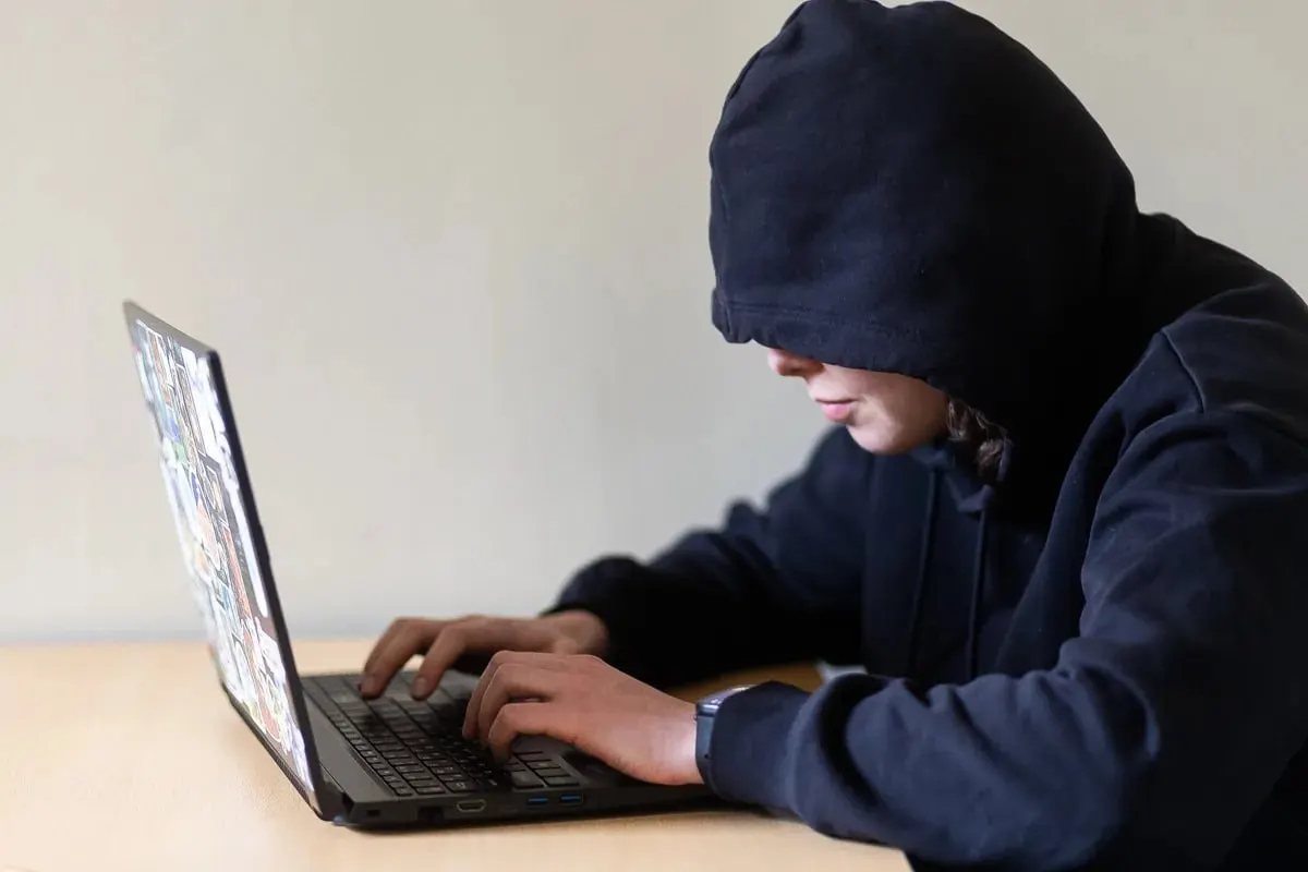 Проект предлагает запретить через суд приближаться к потерпевшему, посещать места его повседневной жизни и выходить с ним на связь, включая онлайн. Документ направлен в правительство; при принятии закон может вступить в силу 1 января 2027 года.