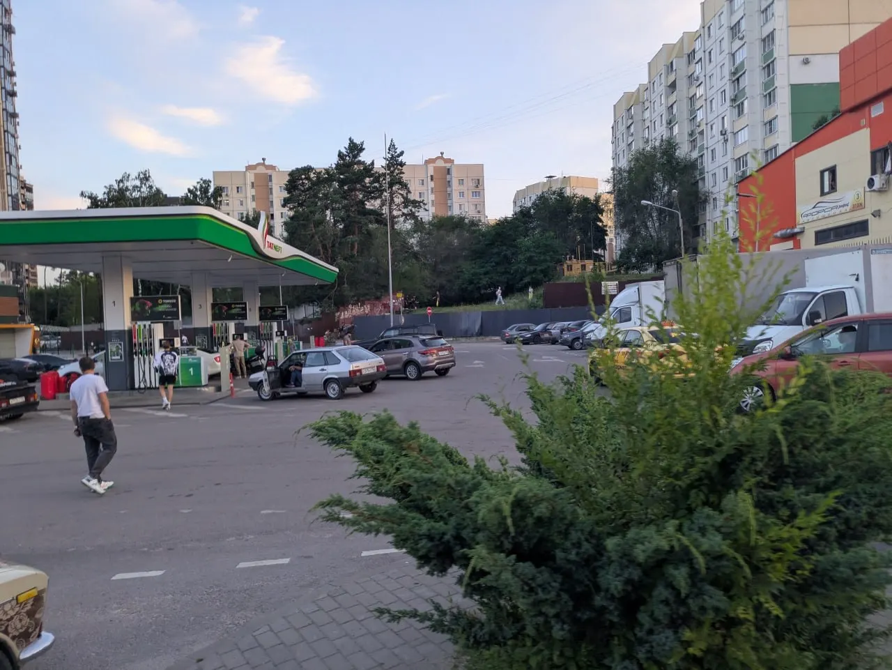 9 января на заправке у съезда на Семилуки заметили длинную очередь, которая тянется от общежития. Жители задаются вопросом о реальном наличии топлива.